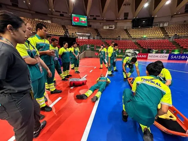 ซ้อมแผนในสนามฟุตซอล — ฐิติกาล Thitikal Ambulance