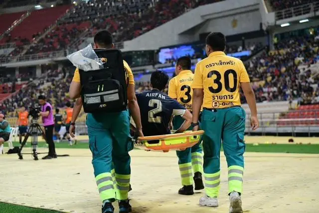 เคลื่อนย้ายผู้เล่นด้วยเปล — ฐิติกาล Thitikal Ambulance