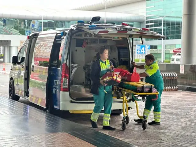 ขนย้ายผู้ป่วยขึ้นรถพยาบาล — ฐิติกาล Thitikal Ambulance