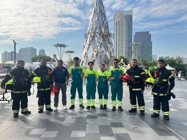 ทีมงานร่วมกับหน่วยดับเพลิง — ฐิติกาล Thitikal Ambulance