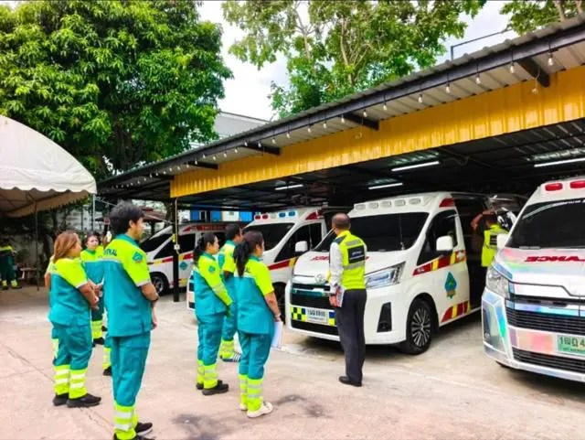 รถพยาบาลพร้อมออกปฏิบัติงาน — ฐิติกาล Thitikal Ambulance